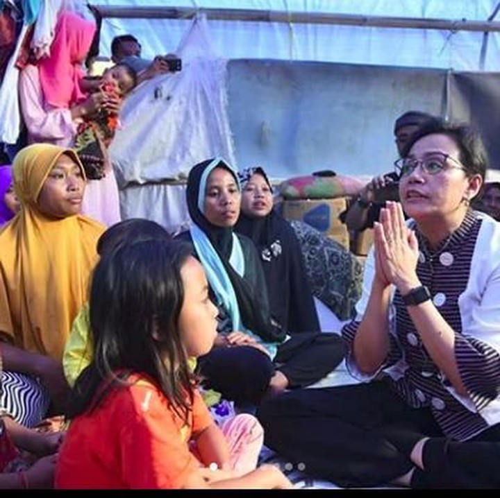<p>Sri Mulyani menyemangati anak-anak dan ibu-ibu korban gempa Lombok. (Foto: Instagram @smindrawati)<br /><br /></p>