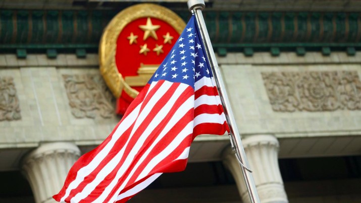Lambang China dan Bendera Amerika Serikat (AS)