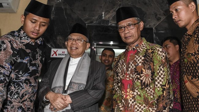 Calon wakil presiden Ma'ruf Amin melelang sorban abu-abu kesayangannya untuk membantu korban gempa bumi Sulawesi Tengah dan Lombok.