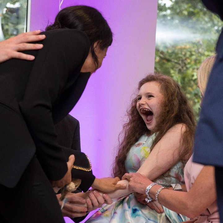 <p>Adem banget ya, Bun, melihat senyum gadis cilik dengan penyakit serius ini ketika bertemu dengan Duchess of Sussex.</p>