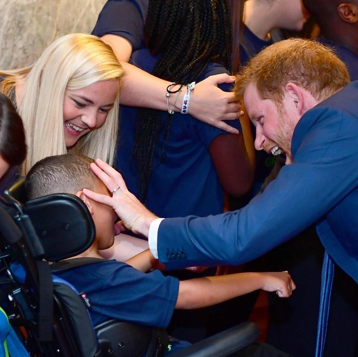 <p>Pangeran Harry juga mengajak anak-anak bercanda. Setidaknya, ini bisa memberi sedikit kebahagiaan buat mereka yang sedang berjuang menghadapi penyakitnya.  </p>