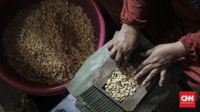 Mendag Muhammad Lutfi menyebut penyebab harga kedelai naik karena suplainya yang terbatas di dunia. RI diketahui mengimpor 80-90 persen kedelai.