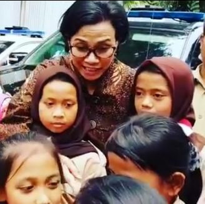 <p>Sri Mulyani tidak malu-malu memeluk seorang anak. Ibu yang penyayang anak banget ya, Sri Mulyani. (Foto: Instagram @smindrawati)</p>