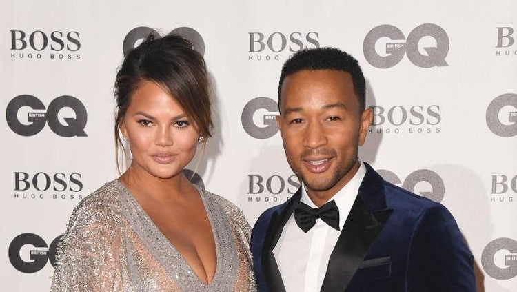 Chrissy Teigen dan John Legend punya cara sendiri menunjukkan kasih sayangnya pada anak: membuat tato nama si kecil.