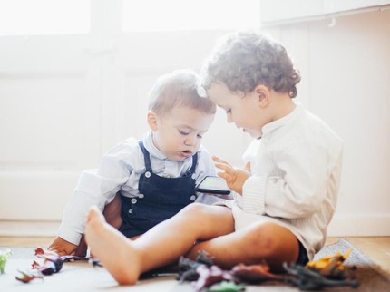 5 Cara Mengajarkan Anak untuk Berbagi