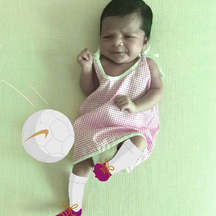 <p>Cute banget nggak sih, Bun, bayi perempuan yang satu ini ketika bermain bola? (Foto: Instagram/chayandeb)</p>