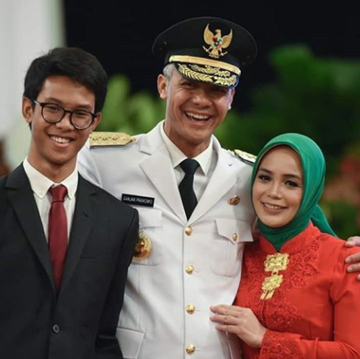 <p>Happy family! Alam mirip ayah atau bundanya nih, Bun? (Foto: Instagram @atikoh.s)</p>