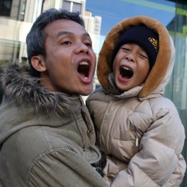 <p>Ketika Alam Ganjar kecil bersama sang ayah. Lucu banget posenya. (Foto: Instagram @alamganjar)</p>