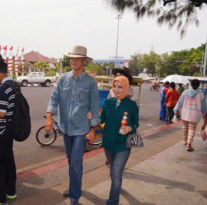 <p>Sudah menikah 19 tahun, Ganjar dan Siti selalu terlihat serasi ya? (Foto: Instagram @atikoh.s)</p>