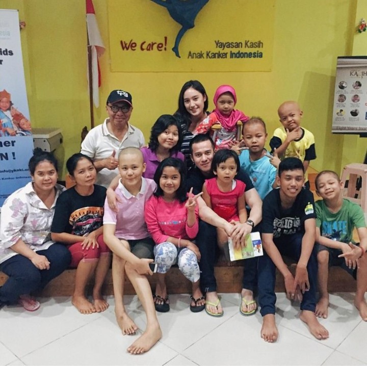 <p>Berbagi keceriaan bersama anak-anak yang merupakan pasien kanker.(Foto: Instagram @tatjanasaphira)</p>