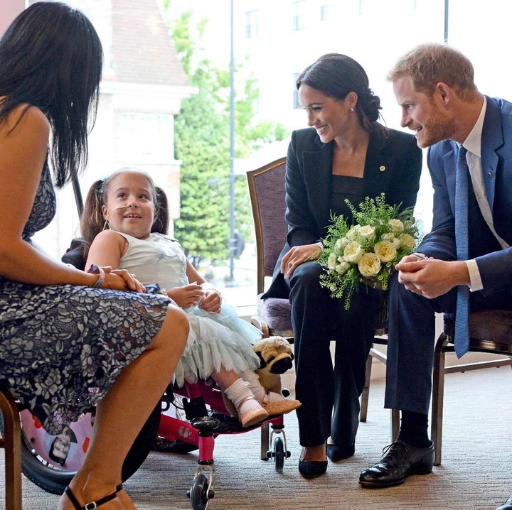 <p>Pangeran Harry dan Meghan Markle juga bertemu Matilda, pemenang anak inspiratif kategori 4-6 tahun. Matilda memberi Meghan bunga mawar putih dan Meghan memberi Matilda bunga mawar merah. Cute banget!</p>