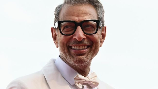 Tak banyak yang tahu Jeff Goldblum yang membintangi 'Jurassic Park' dan 'Jurassic World 2' dikontrak oleh sebuah label dan kini siap merilis sebuah album.
