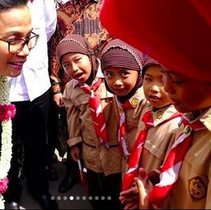 <p>Wah seorang anak di Magelang tersipu malu saat ditanya Sri Mulyani. (Foto: Instagram @smindrawati)</p>