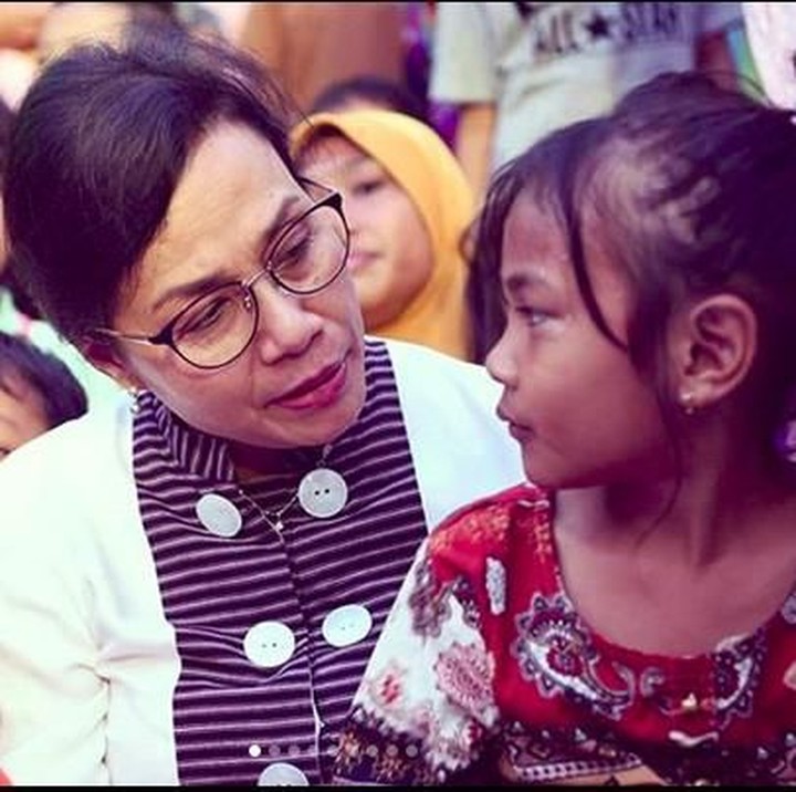 <p>Sri Mulyani sedang mendengarkan curhat seorang anak korban gempa Lombok. Tatapan mata Sri Mulyani ke anak itu menandakan kecintaan. Setuju, Bun? (Foto: Instagram @smindrawati)</p>