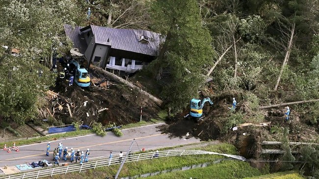 Jumlah korban tewas bertambah akibat gempa 6,7 skala richter yang mengguncang Hokkaido, Jepang bertambah menjadi 16 orang.