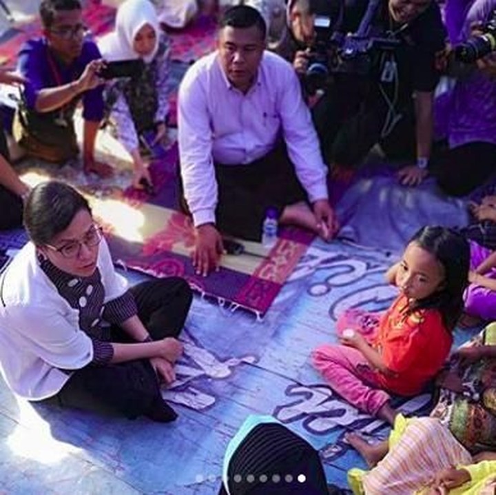 <p>Lihat deh anak-anak korban gempa Lombok bersemangat bertemu Sri Mulyani. Mereka duduk teratur mendengarkan Sri Mulyani berbicara. (Foto: Instagram @smindrawati)<br /><br /></p>