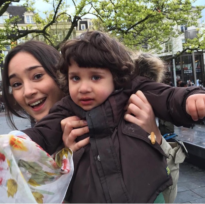 <p>Wah, siapa nih anak kecil yang diangkat oleh Tatjana Saphira? Siapa pun itu, yang jelas bikin wajah Tatjana berseri.(Foto: Instagram @tatjanasaphira)</p>