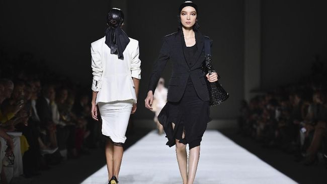 Virus corona ternyata membawa dampak bagi New York Fashion Week, salah satunya pembatalan show dari desainer China.