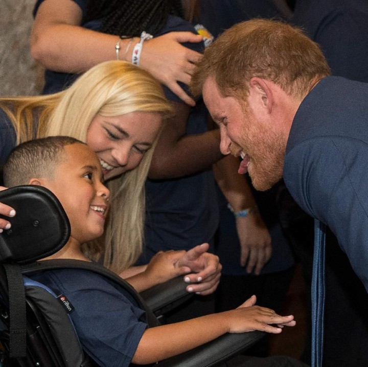 <p>Hmm, apa yang sedang dibicarakan Pangeran Harry dengan bocah laki-laki ini ya? Sampai-sampai Pangeran Harry menjulurkan lidahnya begitu. He-he-he.  </p>