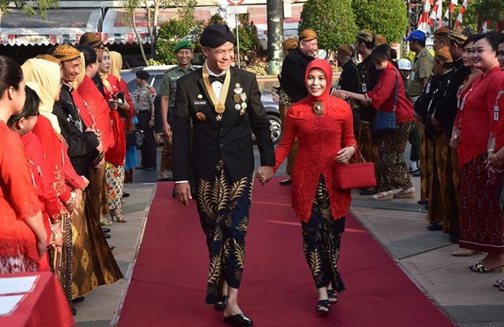 Seperti ini, Bun, harmonisnya keluarga kecil gubernur Jawa Tengah, Ganjar Pranowo.