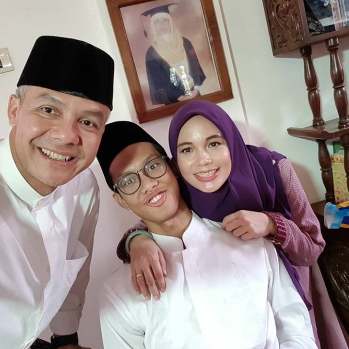 <p>Selfie sekeluarga saat Lebaran tahun ini. Kompak! (Foto: Instagram @ganjarpranowo)</p>