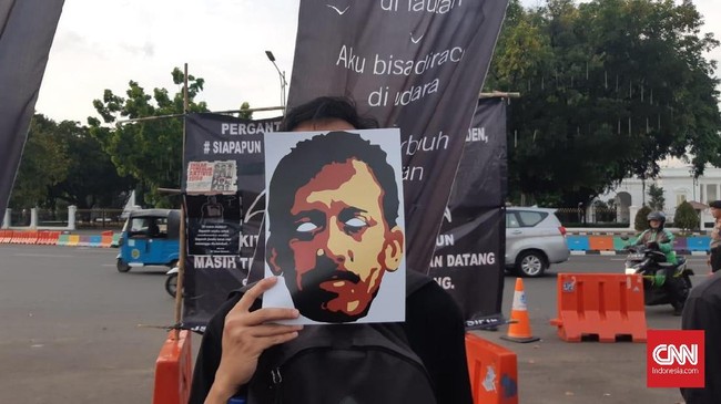 Warganet menyuarakan desakan kepada pemerintah melalui linimasa di Twitter terkait dengan belum terungkapnya kasus pembunuhan aktivis Munir.
