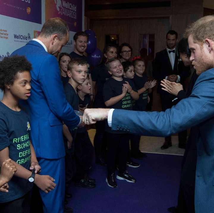 <p>Seperti teman dekat, Pangeran Harry mengajak anak yang satu ini melakukan 'fist bump' atau tos dengan tangan mengepal. </p>