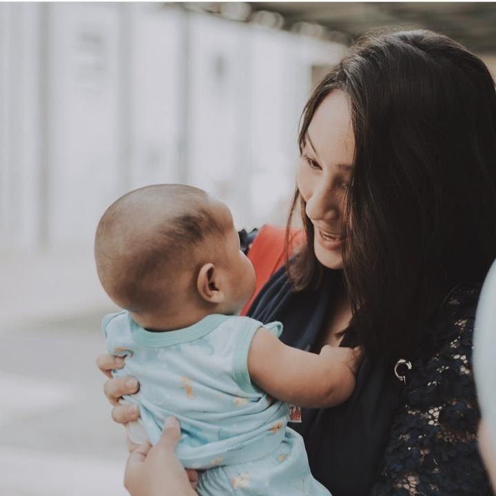 <p>Cilukba! Aih, senangnya Tatjana Saphira main bersama bayi lucu ini. (Foto: Instagram @tatjanasaphira)</p>