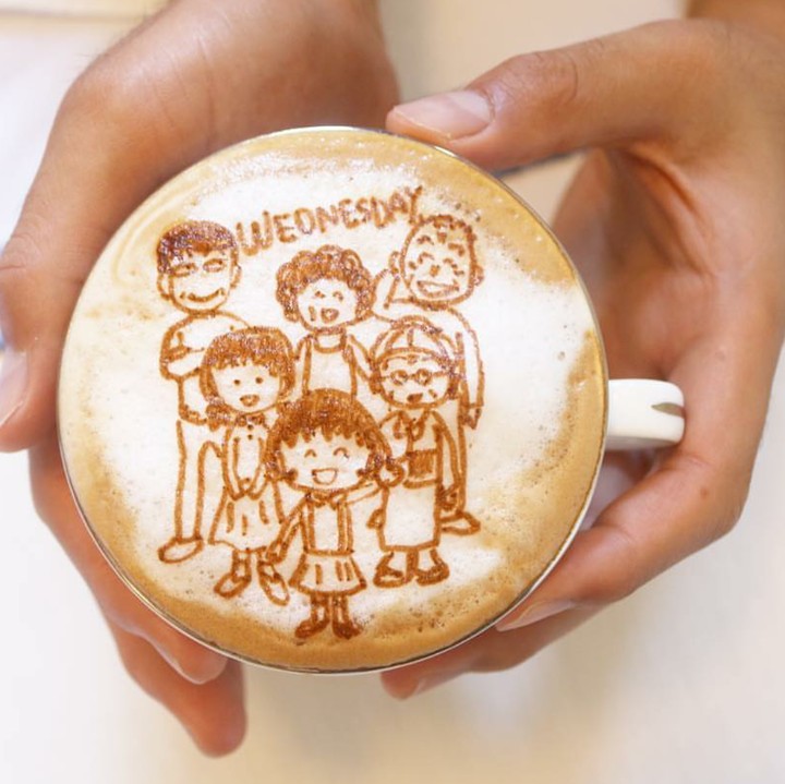 <p>Keren banget! Saat keluarga Chibi Maruko-chan ada di secangkir coffee latte. (Foto: Instagram/shionori12)</p>