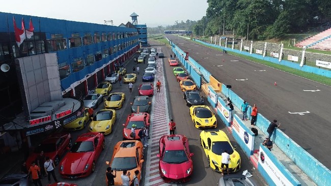 Acara ini sekaligus ajang gathering komunitas mobil mewah di tengah kenaikan tarif PPh Pasal 22 sebesar 10 persen.