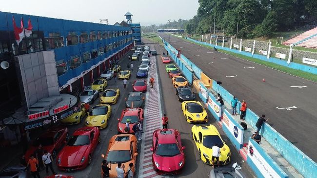 'Rusuh' Soal Pajak, 80 Mobil Mewah Justru Kumpul di Sentul Acara ini sekaligus ajang gathering komunitas mobil mewah di tengah kenaikan tarif PPh Pasal 22 sebesar 10 persen.