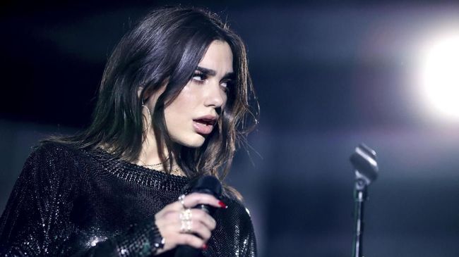 Dua Lipa menyebut jadwal dirinya dan Ariana Grande yang sibuk dengan proyek masing-masing membuat proyek kolaborasi keduanya batal digarap.