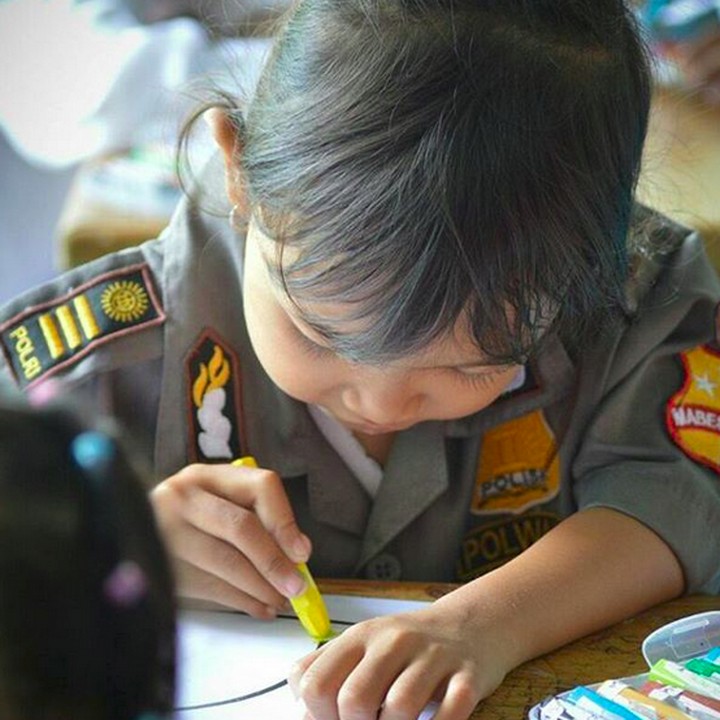 <p>Hmm, polwan cilik yang satu ini lagi serius menggambar. Tolong jangan diganggu ya. (Foto: Instagram/ @amelreinhoff)</p>