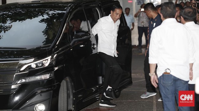 Presiden Joko Widodo terbang mengunjungi keluarga korban jatuhnya pesawat Lion Air JT-610 di Crisis Center, Bandar Udara Soekarno-Hatta, Tangerang, malam ini.