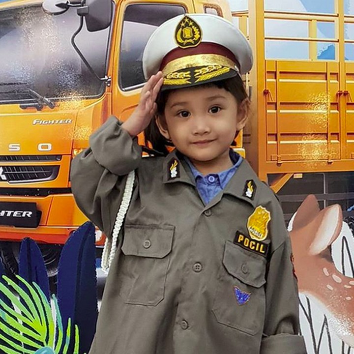 <p>Walau bajunya kegedean, kamu tetap imut dan menggemaskan kok, Nak. (Foto: Instagram/ @uda_jerry)  </p>