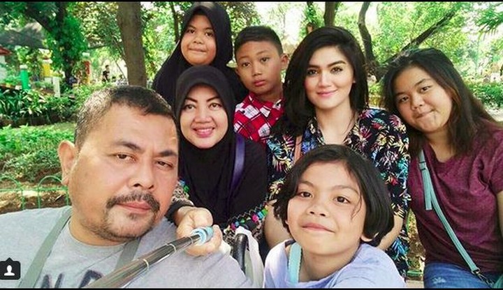 Keibuan Banget! Foto Hilda Vitria Bersama Anak-anak