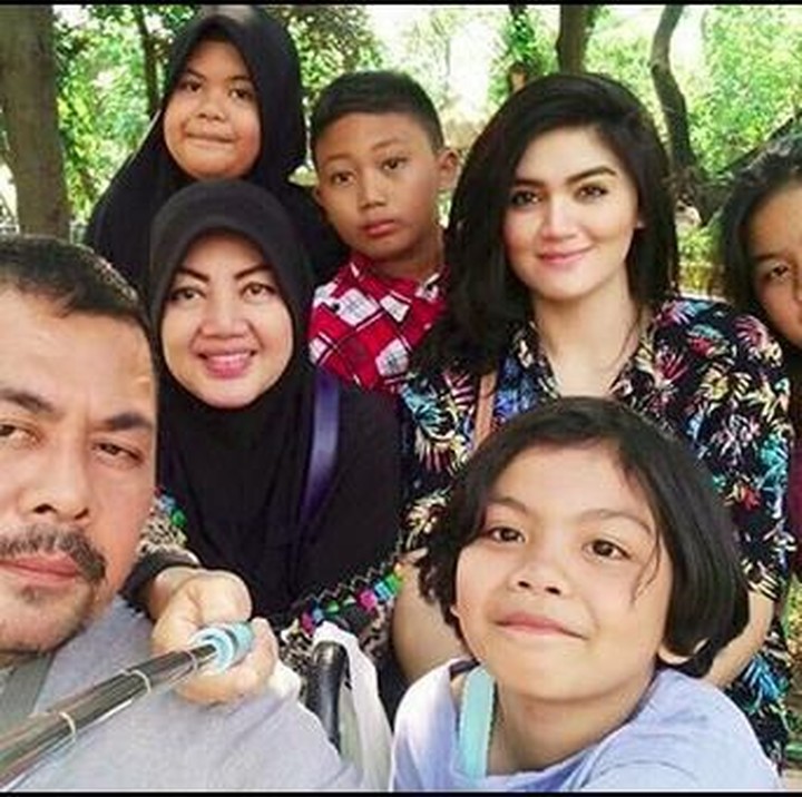 <p>Kebersamaan Hilda dan keluarganya. (Foto: Instagram @hvkhildavitriakhan) <br /><br /></p>