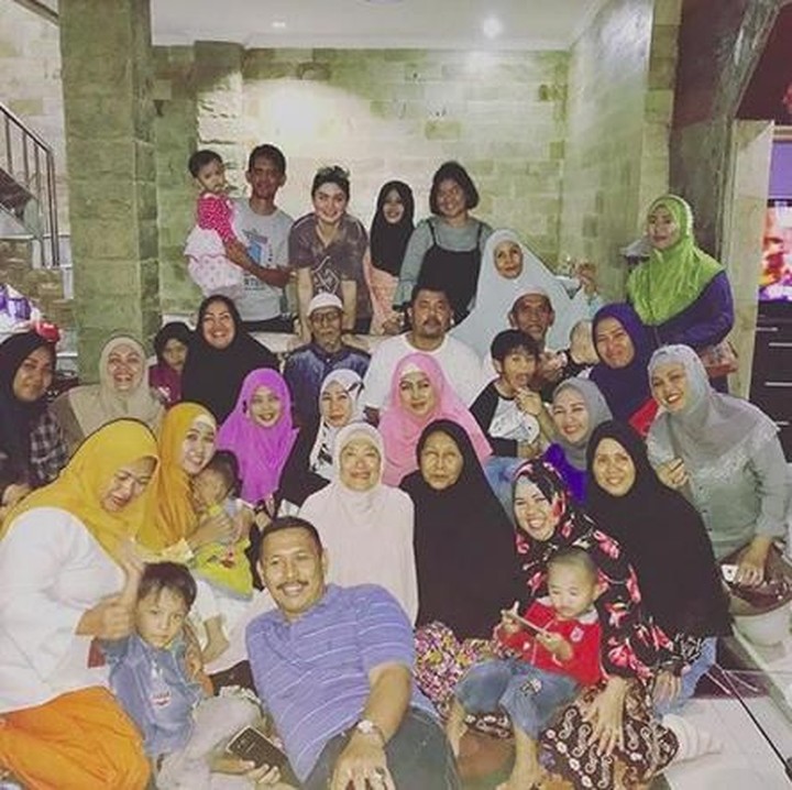 <p>Keluarga besar Hilda Vitria nih, Bun, dari anak-anak sampai orang dewasa. Momen kumpul bareng keluarga memang bikin happy deh! (Foto: Instagram @hvkhildavitriakhan)</p>