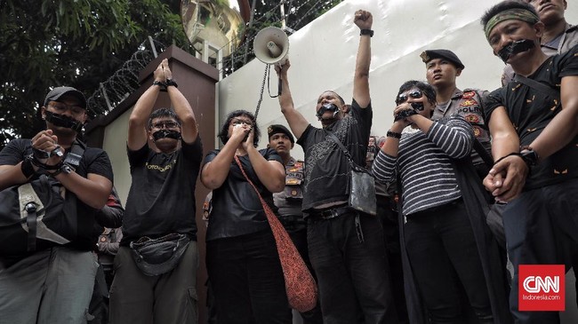 Sejumlah jurnalis Indonesia mendemo Kedubes Myanmar di Jakarta sebagai bentuk protes penahanan dua wartawan Reuters yang dikriminalisasi pemerintah Myanmar.
