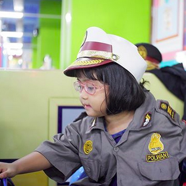 <p>Polwan cilik ini lagi sibuk ngapain ya? (Foto: Instagram/ @ervinavero)  </p>
