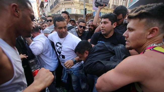 Kepolisian Brasil menahan terduga pelaku penusukan capres Brasil, Jair Bolsonaro. Pria itu bernama Adelio Bispo de Oliveira dan diduga menderita gangguan jiwa.