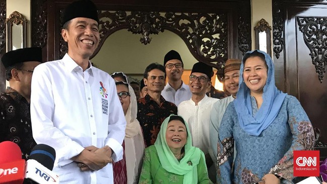 Presiden Joko Widodo menyempatkan bersilaturahmi ke rumah istri mendiang Gus Dur, Sinta Nuriyah sebelum mengumumkan ketua tim sukses.
