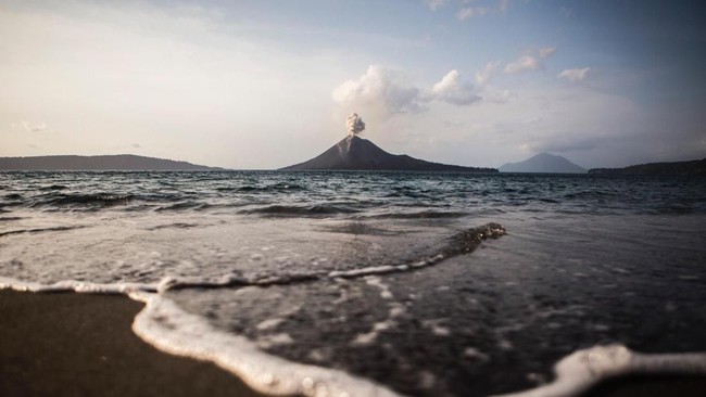 Akibat status waspada (level II) Gunung Anak Krakatau, masyarakat/wisatawan dilarang mendekati kawah gunung di Selat Sunda itu dalam radius dua kilometer.