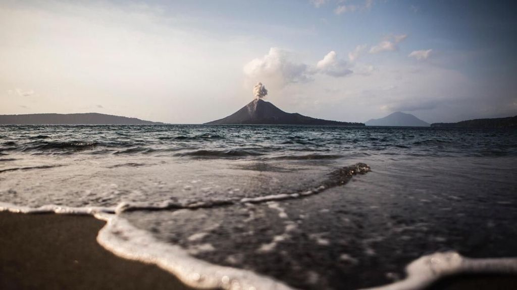 Aktivitas Gunung Anak Krakatau Meningkat, Warga Diminta Waspada