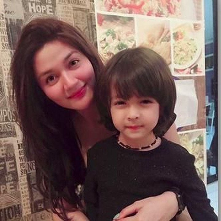 <p>Coba lihat gaya Hilda Vitria memeluk Juna, keibuan banget ya, Bun. (Foto: Instagram @hvkhildavitriakhan)</p>