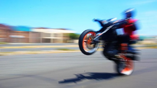 Ilustrasi Balap Liar Motor