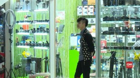 VIDEO: Dolar AS Kuat dari Rupiah, Harga Elektronik Melambung