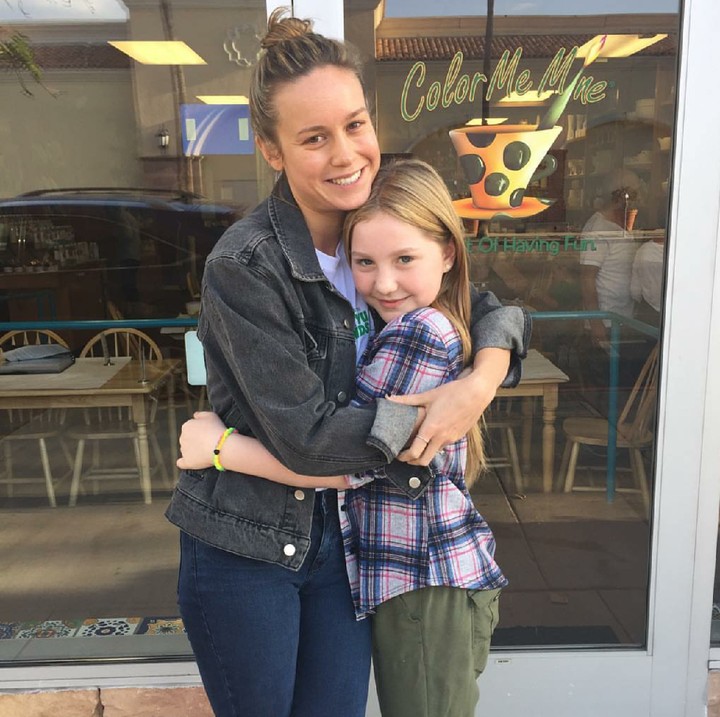 <p>Memeluk seorang anak seperti ini, aura keibuan Brie terpancar banget. (Foto: Instagram/brielarson)</p>