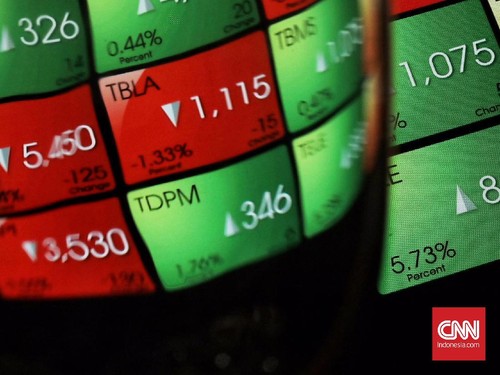 Pengunjung mengamati papan monitor yang menunjukkan pergerakan indeks harga saham gabungan (IHSG) di gedung Bursa efek Indonesia, Jakarta, (7/9).Pada penutupan saham sesi pertama, Jumat (7/9/2018), IHSG naik 20,23 poin atau 0,35 persen ke posisi 5.79