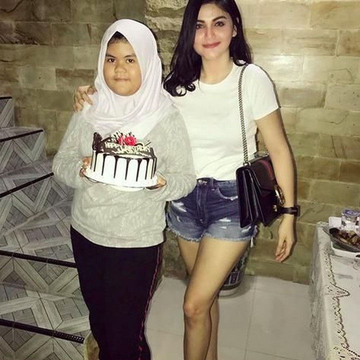 <p> Hilda Vitria berpose bersama adiknya yang sedang berulang tahun. Hilda pun memberi kue ulang tahun dan ucapan tulus yang membuat sang adik tersenyum. (Foto: Instagram @hvkhildavitriakhan)</p>